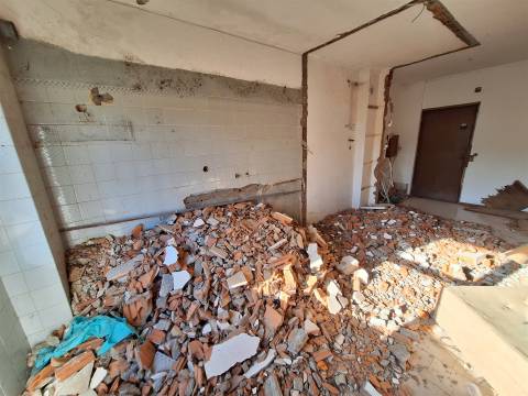 Refª  CPM20518 APT T3 com 2 Wc´s c/ Varanda a 1,5Km Jardim Morro e do metro  para remodelar