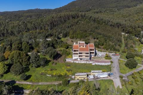 Moradia 10 assoalhadas com vista deslumbrante de Mar e de Serra.