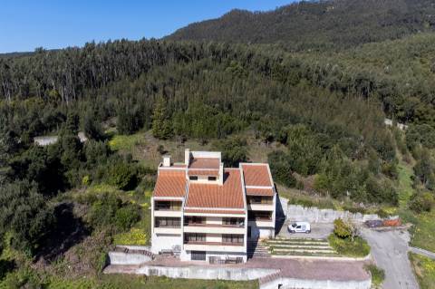 Moradia 10 assoalhadas com vista deslumbrante de Mar e de Serra.