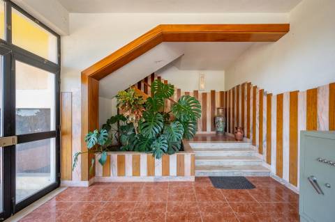 Moradia 10 assoalhadas com vista deslumbrante de Mar e de Serra.