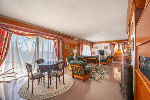 Moradia 10 assoalhadas com vista deslumbrante de Mar e de Serra.