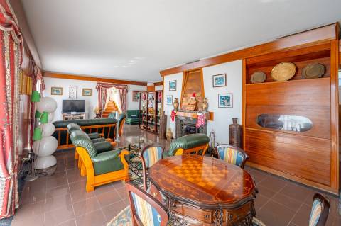 Moradia 10 assoalhadas com vista deslumbrante de Mar e de Serra.