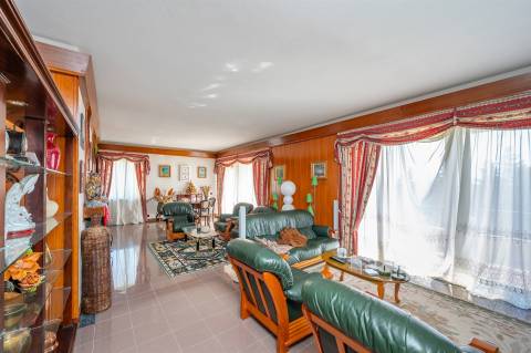 Moradia 10 assoalhadas com vista deslumbrante de Mar e de Serra.