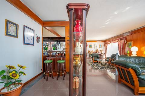 Moradia 10 assoalhadas com vista deslumbrante de Mar e de Serra.