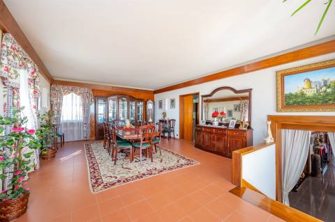 Moradia 10 assoalhadas com vista deslumbrante de Mar e de Serra.