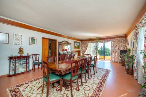 Moradia 10 assoalhadas com vista deslumbrante de Mar e de Serra.