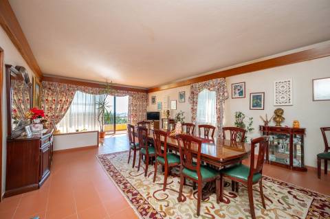 Moradia 10 assoalhadas com vista deslumbrante de Mar e de Serra.