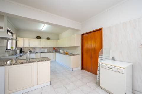 Moradia 10 assoalhadas com vista deslumbrante de Mar e de Serra.