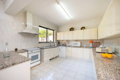 Moradia 10 assoalhadas com vista deslumbrante de Mar e de Serra.