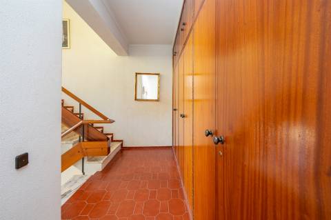 Moradia 10 assoalhadas com vista deslumbrante de Mar e de Serra.