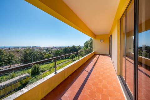 Moradia 10 assoalhadas com vista deslumbrante de Mar e de Serra.