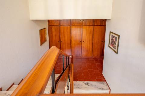 Moradia 10 assoalhadas com vista deslumbrante de Mar e de Serra.