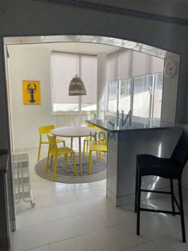 Apartamento com três quartos, varanda, terraço, box no Estoril
