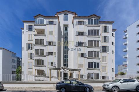 Apartamento com três quartos, varanda, terraço, box no Estoril
