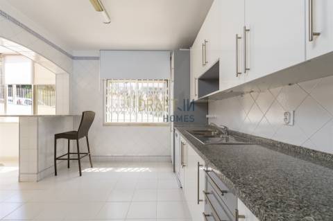 Apartamento com três quartos, varanda, terraço, box no Estoril