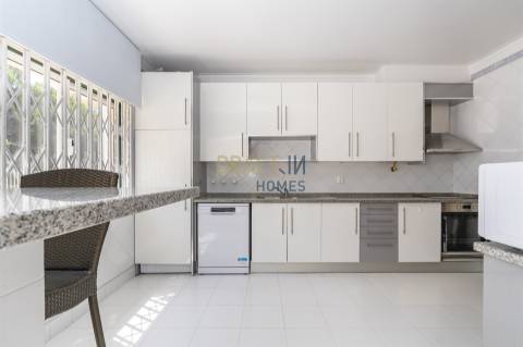 Apartamento com três quartos, varanda, terraço, box no Estoril