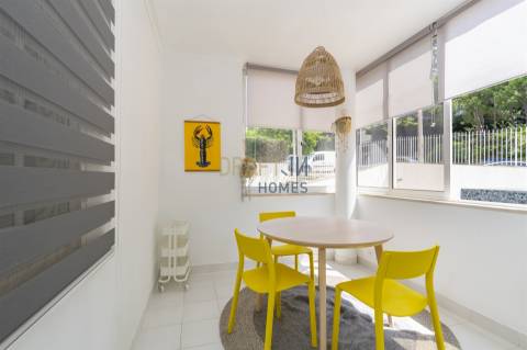 Apartamento com três quartos, varanda, terraço, box no Estoril