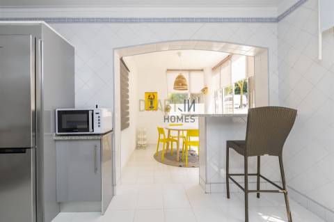 Apartamento com três quartos, varanda, terraço, box no Estoril