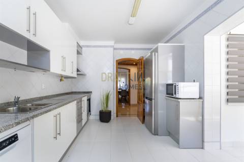 Apartamento com três quartos, varanda, terraço, box no Estoril