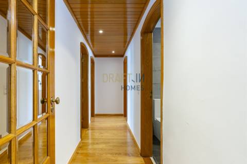 Apartamento com três quartos, varanda, terraço, box no Estoril