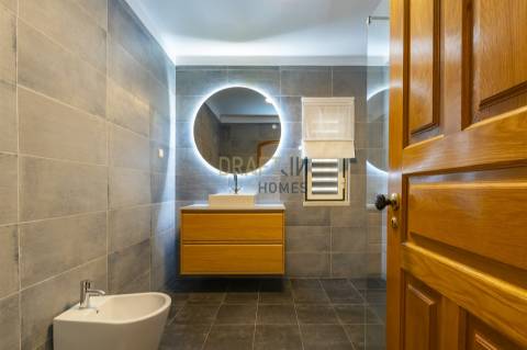 Apartamento com três quartos, varanda, terraço, box no Estoril