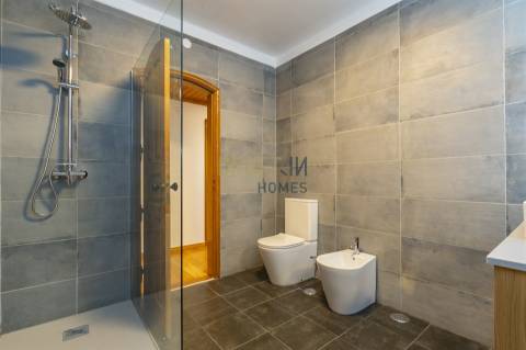 Apartamento com três quartos, varanda, terraço, box no Estoril