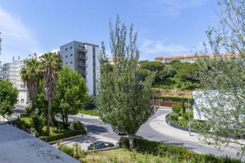 Apartamento com três quartos, varanda, terraço, box no Estoril