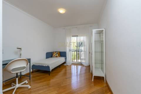 Apartamento com três quartos, varanda, terraço, box no Estoril