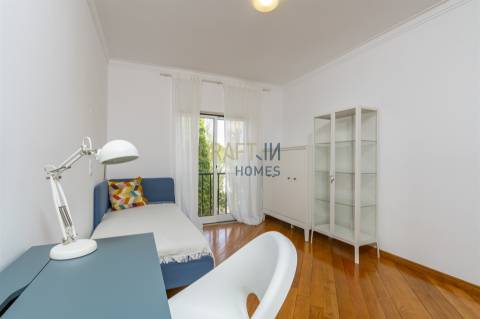 Apartamento com três quartos, varanda, terraço, box no Estoril