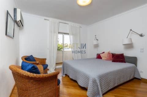 Apartamento com três quartos, varanda, terraço, box no Estoril
