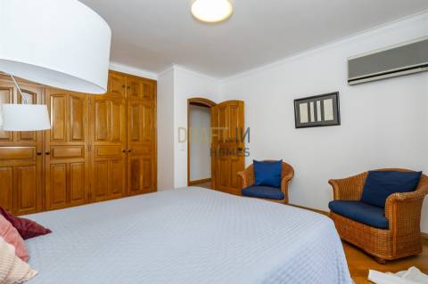 Apartamento com três quartos, varanda, terraço, box no Estoril