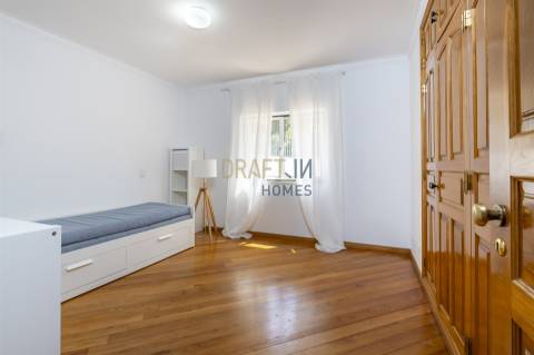 Apartamento com três quartos, varanda, terraço, box no Estoril