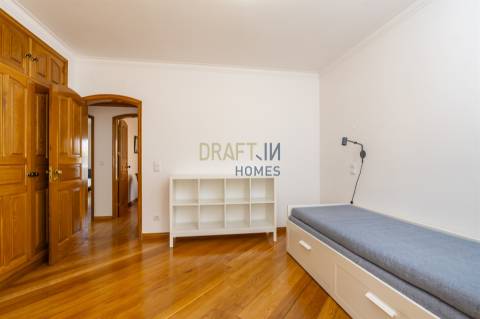 Apartamento com três quartos, varanda, terraço, box no Estoril