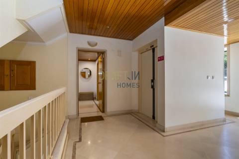 Apartamento com três quartos, varanda, terraço, box no Estoril