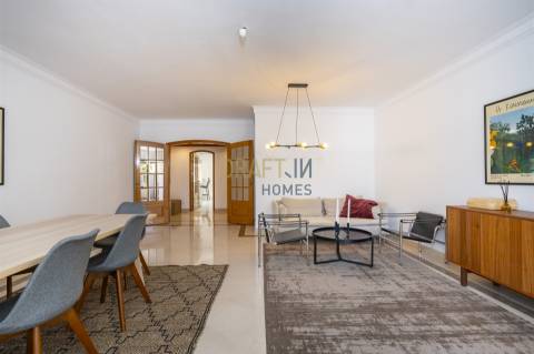 Apartamento com três quartos, varanda, terraço, box no Estoril