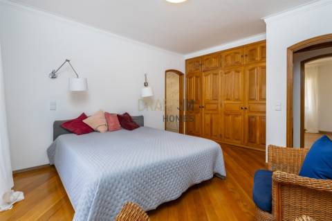 Apartamento com três quartos, varanda, terraço, box no Estoril