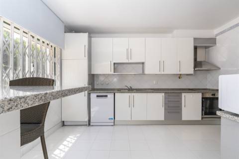 Apartamento com três quartos, varanda, terraço, box no Estoril