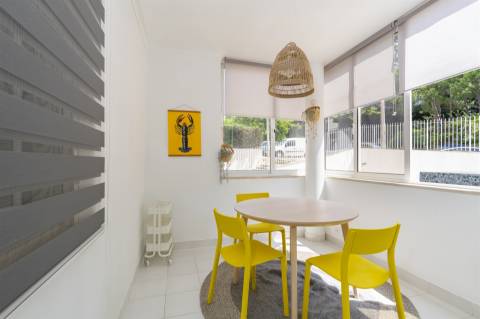 Apartamento com três quartos, varanda, terraço, box no Estoril