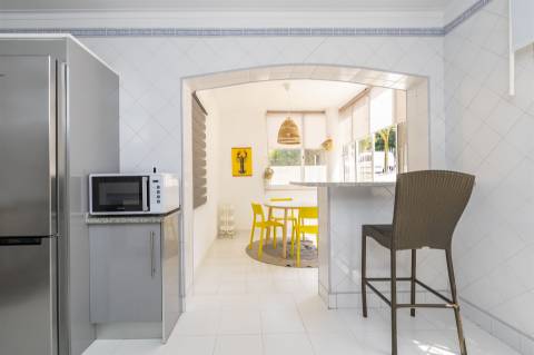 Apartamento com três quartos, varanda, terraço, box no Estoril
