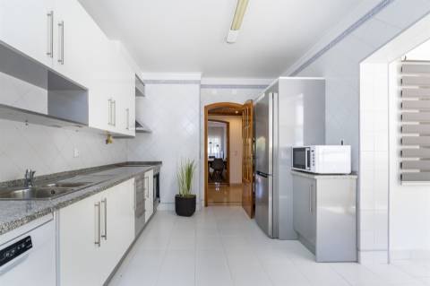 Apartamento com três quartos, varanda, terraço, box no Estoril