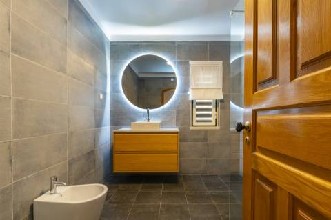 Apartamento com três quartos, varanda, terraço, box no Estoril