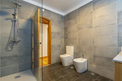 Apartamento com três quartos, varanda, terraço, box no Estoril