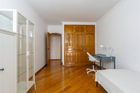 Apartamento com três quartos, varanda, terraço, box no Estoril