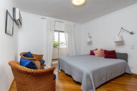 Apartamento com três quartos, varanda, terraço, box no Estoril