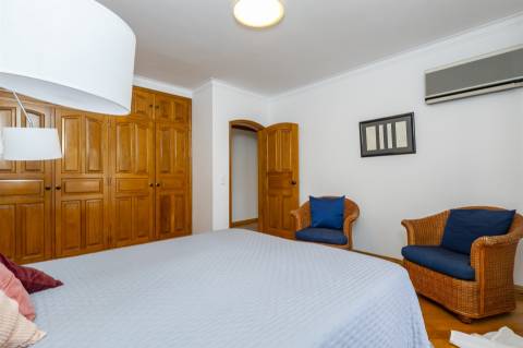 Apartamento com três quartos, varanda, terraço, box no Estoril