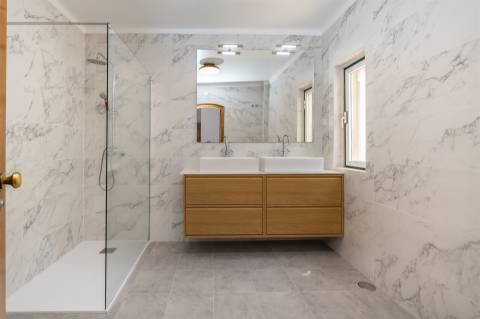 Apartamento com três quartos, varanda, terraço, box no Estoril