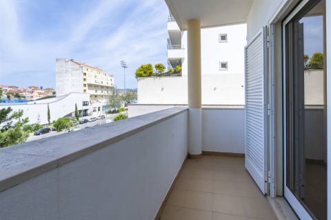 Apartamento com três quartos, varanda, terraço, box no Estoril
