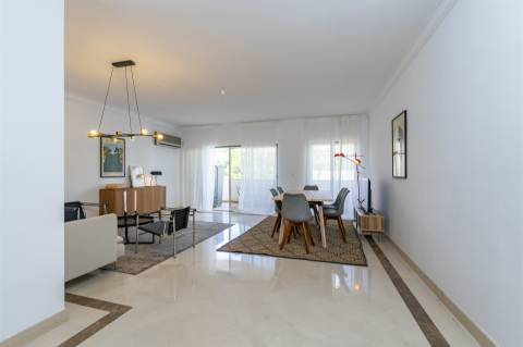 Apartamento com três quartos, varanda, terraço, box no Estoril