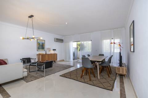 Apartamento com três quartos, varanda, terraço, box no Estoril