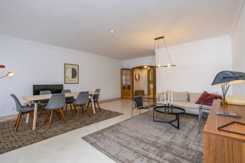 Apartamento com três quartos, varanda, terraço, box no Estoril